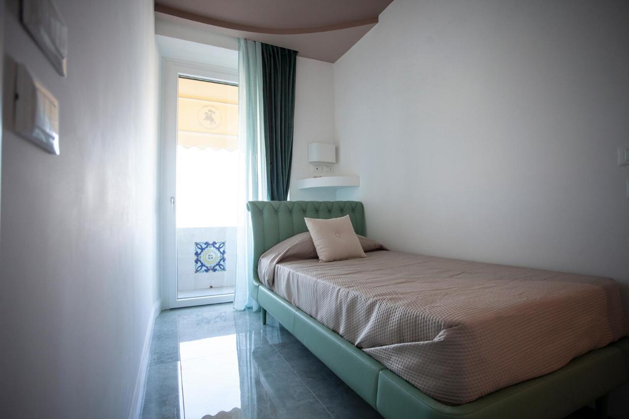 Отель Cavalieri D'Oro Luxury House Анцио Экстерьер фото